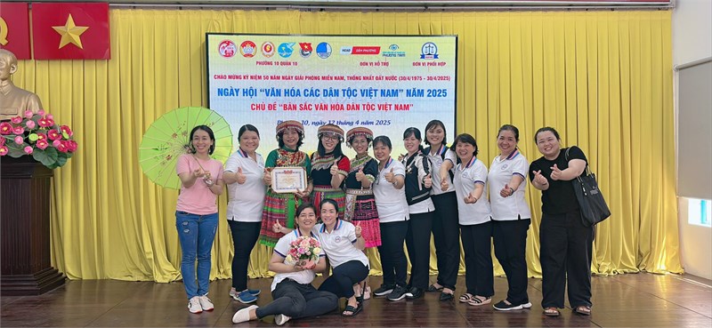 Tham gia Hội thi tìm hiểu pháp luật và thi trình diễn trang phục các dân tộc