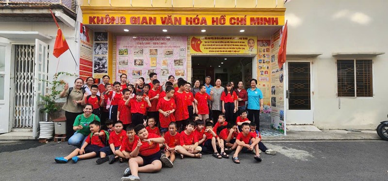 Học sinh lớp khối lớp 2 tham quan Không gian văn hoá Hồ Chí Minh tại phường 7