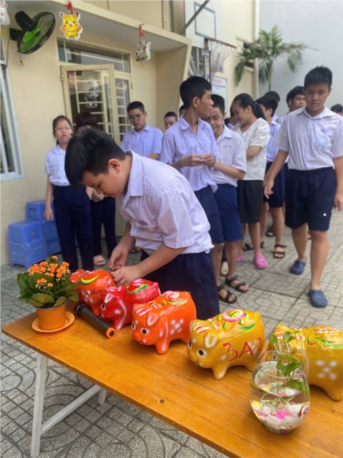 Phát động phong trào nuôi heo đất