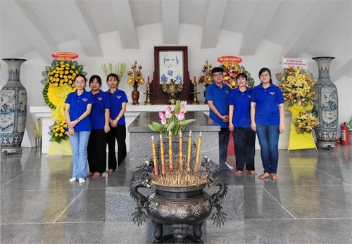 Hành trình về nguồn, thăm khu di tích Xẻo Quýt và lăng mộ cụ Phó bảng Nguyễn Sinh Sắc.