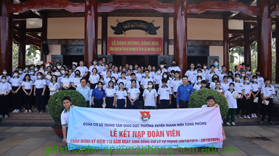 Lễ dâng hương, dâng hoa Bác Hồ và các anh hùng liệt sỹ và kết nạp đoàn viên mới - “Lớp đoàn viên kỷ niệm 110 năm ngày sinh đồng chí Lý Tự Trọng”