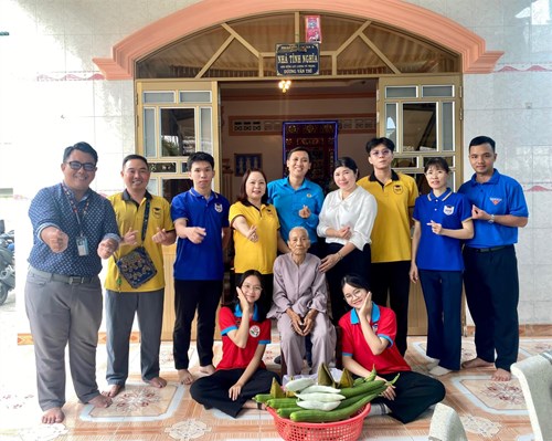 Thầy trò trường thpt dương văn thì đến thăm gia đình ahllvtnd dương văn thì nhân ngày thương binh liệt sĩ 27/7/2024
