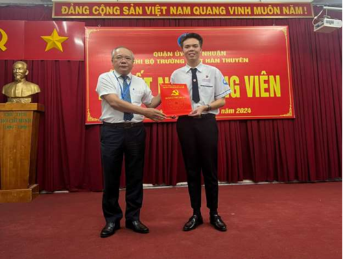 Chi bộ Trường THPT Hàn Thuyên tổ chức Lễ kết nạp Đảng viên cho học sinh