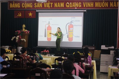 Tuyên truyền phòng cháy, chữa cháy và cứu nạn, cứu hộ tại trường THPT Hoàng Hoa Thám.