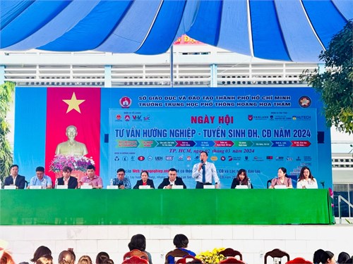 Ngày hội tư vấn hướng nghiệp - tuyển sinh đại học, cao đẳng năm 2024 tại trường THPT Hoàng Hoa Thám.