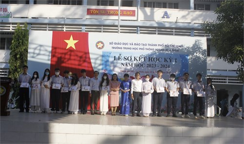 Lễ sơ kết học kì I - năm 2023 - 2024 tại trường THPT Hoàng Hoa Thám.