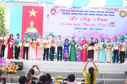 Lễ Kỷ niệm 42 năm Ngày Nhà giáo Việt Nam tại trường THPT Hoàng Hoa Thám.