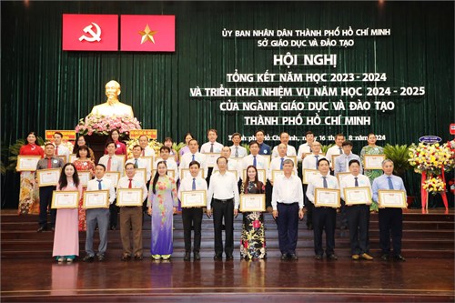 Trường THPT Ngô Gia Tự được trao tặng danh hiệu  Tập thể lao động xuất sắc  năm học 2023-2024