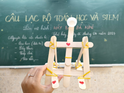 Hoạt động làm mô hình máy bắn đá mini