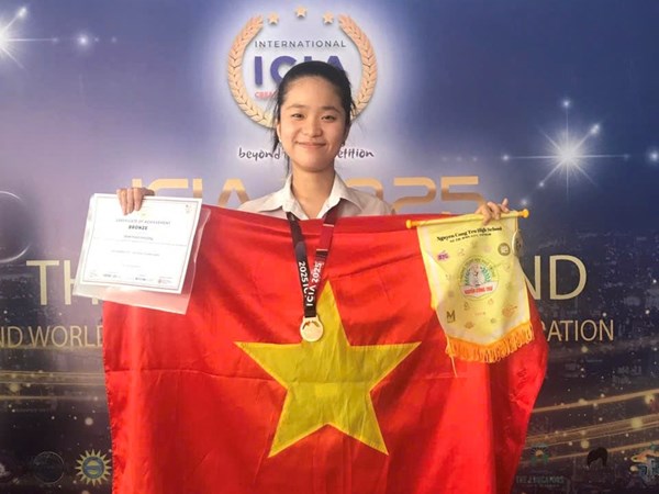 Học sinh Trần Thảo Phương lớp 12A6 đã tham gia ICIA2025 vòng thi quốc tế tổ chức tại VN trong ngày 26-27/4 hạng mục Innovation award và xuất sắc đạt giải Bronze 🌟