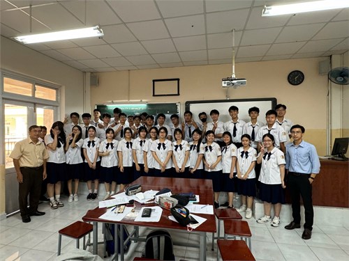 Tiết dạy môn toán bằng tiếng Anh thật sôi nổi của lớp 10