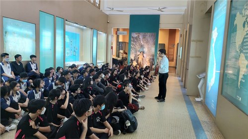 Hành trình đến với địa chỉ đỏ của lớp 11B2 - Năm học 2023-2024