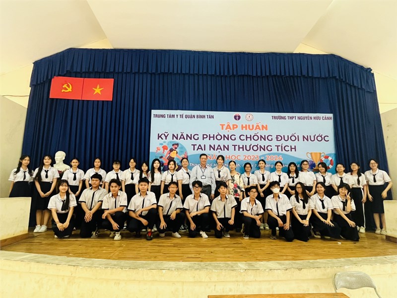 Trường THPT Nguyễn Hữu Cảnh tổ chức tập huấn kỹ năng “Phòng chống tai nạn thương tích, phòng chống đuối nước và sơ cấp cứu đuối nước” cho học sinh - Năm học 2023-2024