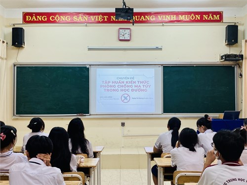 Trường THPT Nguyễn Hữu Cảnh Tổ chức tập huấn chuyên đề “Phòng chống tác hại của ma túy trong học đường” cho học sinh khối 10 và khối 11 năm học 2023-2024