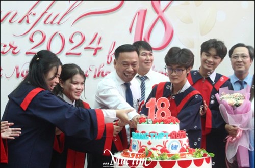 Thầy cô Trường THPT Nguyễn Hữu Thọ gửi ‘điều phi thường nhỏ bé’ đến 2k6