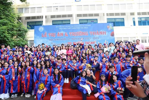 Nước mắt và nụ cười tại lễ trưởng thành của Trường THPT Nguyễn Thị Diệu