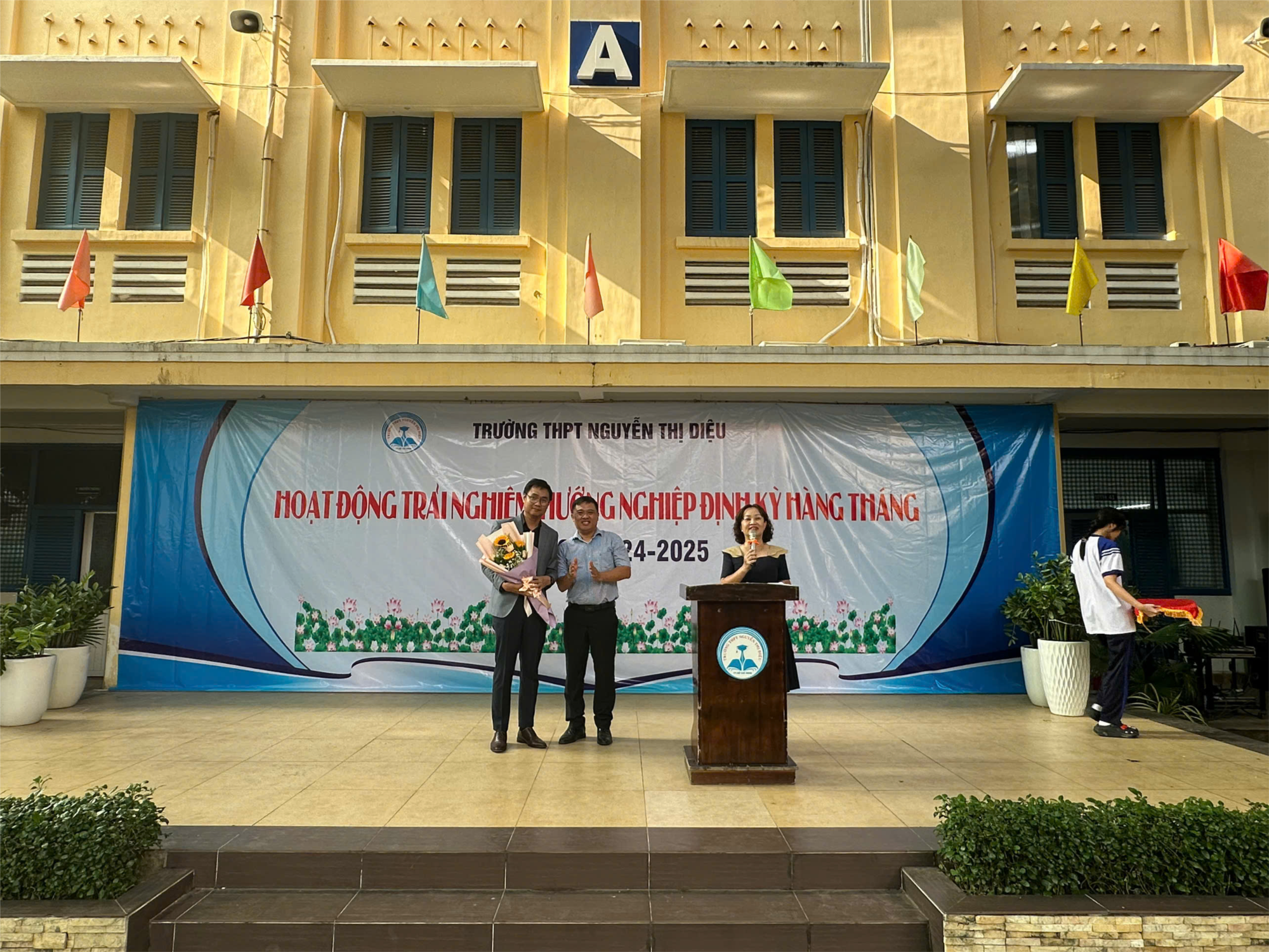 Sáng ngày 12/10/2024 trường THPT Nguyễn Thị Diệu đã tổ chức Hoạt động Trải nghiệm hướng nghiệp định kì theo tháng dành cho khối 12 với chuyên đề “Tạo ra tư duy tích cực khám phá tiềm năng của bản thân