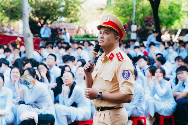 Hoạt động ngoại khóa: Chủ đề  Tuyên truyền kỹ năng lái xe an toàn và phổ biến các quy định pháp luật về trật tự an toàn giao thông 