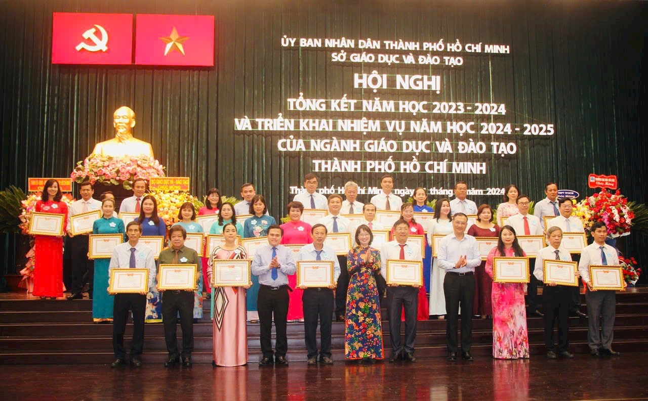 Chủ tịch UBNDTP tặng Danh hiệu TẬP THỂ LAO ĐỘNG XUẤT SẮC Năm học 2023 - 2024
