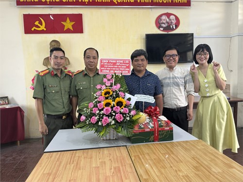 Chi Đoàn Giáo Viên Trường Trung Học Phổ Thông Phan Đăng Lưu chúc mừng Chi Đoàn Đội An Ninh Quận Bình Thạnh nhân Kỷ niệm 79 năm ngày truyền thống Công An Nhân Dân (19/8/1945 - 19/8/2024).
