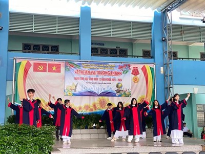 Lễ Tri ân và Trưởng thành cho học sinh khối 12 năm học 2023 - 2024