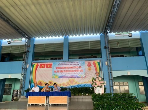 chào đón học sinh khối 10 và tư vấn chọn nhóm môn học năm học 2024 - 2025