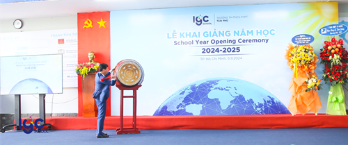 Thầy và trò Trường Tân Phú hân hoan chào mừng năm học mới