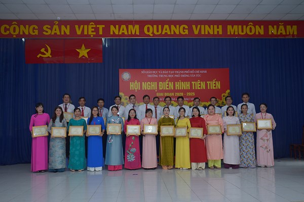 Hội nghị điển hình tiên tiến trường THPT Tân Túc giai đoạn 2020 - 2025
