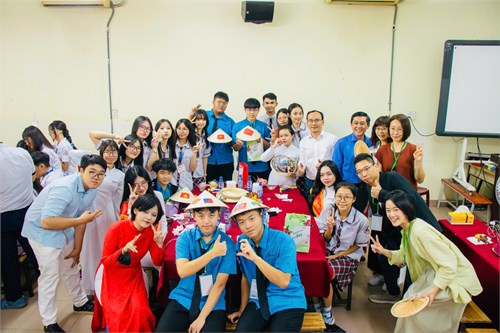 Giao lưu văn hoá với trường trung học phổ thông cơ long, đài loan