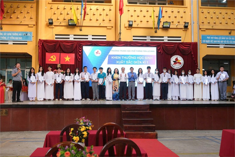 Tuyên dương khen thưởng giữa học kì i - năm học 2024 - 2025