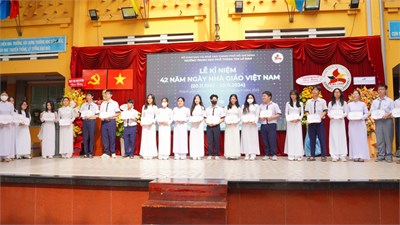 Trao tặng học bổng từ quỹ   Trái tim yêu thương  