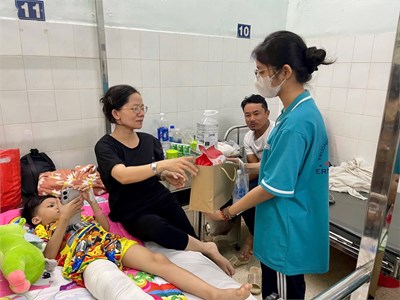 Trao tặng quà cho trẻ em tại bệnh viện nhi đồng 2