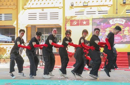 Hội thi flashmob chào mừng 75 năm ngày truyền thống trường