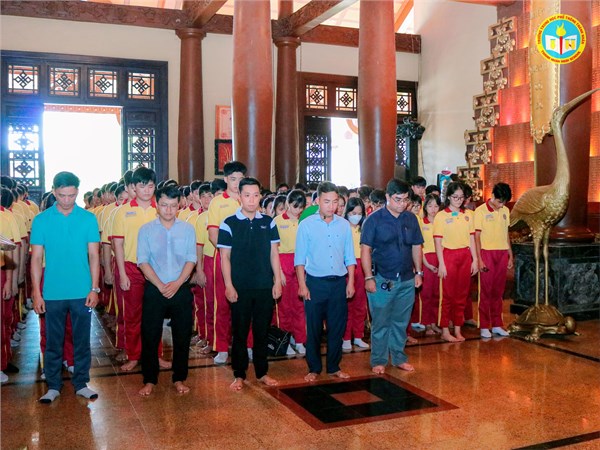 <a href="/hoat-dong-ngoai-gio/thay-va-tro-truong-thpt-thanh-nhan-dang-hoa-dang-huong-thanh-kinh-tri-an-tuong/ctfull/84285/506178">Thầy và trò trường THPT Thành Nhân dâng hoa, dâng<span class=bacham>...</span></a>