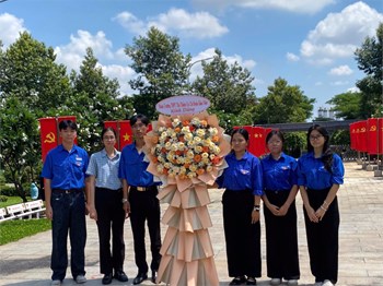 Lễ Dâng Hoa, Dân Hương, Thắp Nến Tri Ân, Thả Đèn Hoa Đăng Tưởng Niệm Các Anh Hùng Liệt Sĩ