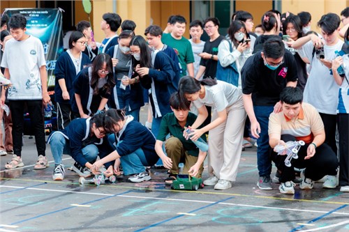 Ngoại khóa tổ Hóa học: “ĐUA XE BẰNG NĂNG LƯỢNG PHẢN ỨNG HÓA HỌC”