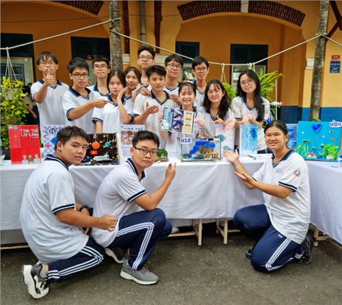 Câu Lạc Bộ Hóa Học: TRƯNG BÀY VÀ BÌNH CHỌN SẢN PHẨM TINH THỂ LẤP LÁNH