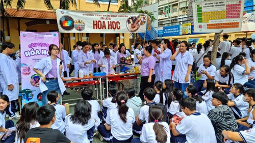 Ngày hội chào đón học sinh khối 10 của clb hóa học