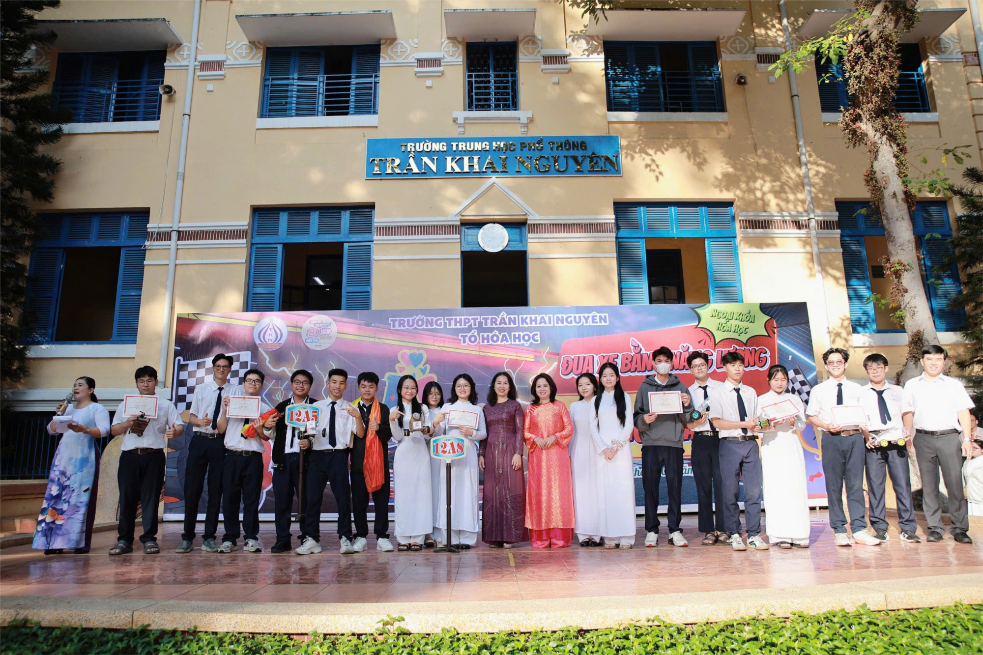 Ngoại khóa tổ hóa học: đua xe bằng năng lượng phản ứng hóa học năm học 2024 - 2025