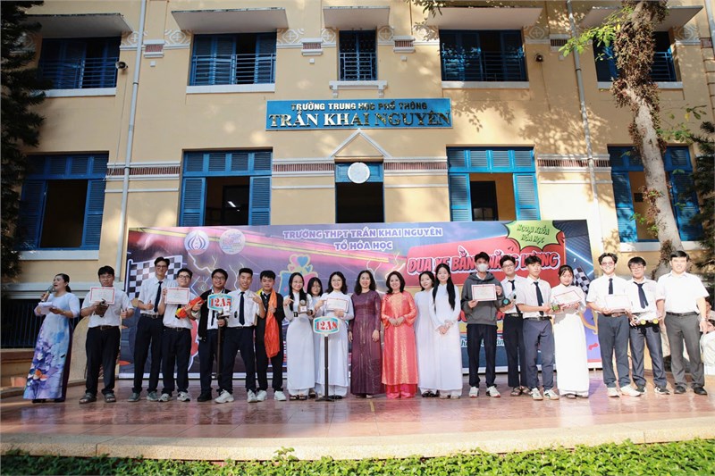 Ngoại khóa tổ hóa học: đua xe bằng năng lượng phản ứng hóa học năm học 2024 - 2025