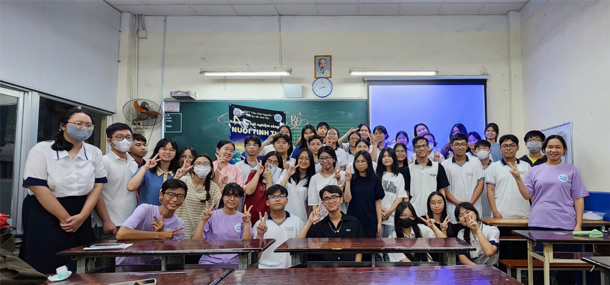 Hoạt động câu lạc bộ câu lạc bộ hóa học 
chủ đề  tinh thể lấp lánh 2024 