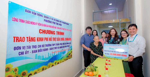 Trường THPT Trần Phú chung tay thực hiện công tác giảm nghèo bền vững trên địa bàn phường Phú Thọ Hoà
