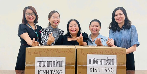 Công đoàn trường THPT Trần Phú tổ chức quyên góp áo dài và trao tặng Hội phụ nữ phường Phú Thọ Hòa