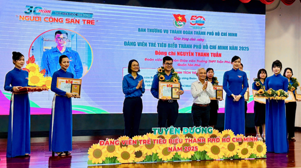 Chi đoàn giáo viên chúc mừng thầy Nguyễn Thanh Tuấn - Đảng viên trr tiêu biểu Tp. Hồ Chí Minh năm 2025