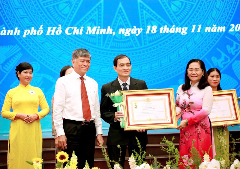 Thầy Nguyễn Xuân Dương - giáo viên trường THPT Vĩnh Lộc B vinh dự nhận danh hiệu cao quý Nhà Giáo Ưu Tú
