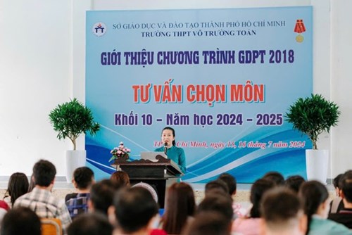 Giới thiệu chương trình GDPT 2018 và tư vấn lựa chọn tổ hợp môn học và cụm chuyên đề học tập lớp 10 THPT năm học 2024 - 2025 tại Trường THPT Võ Trường Toản