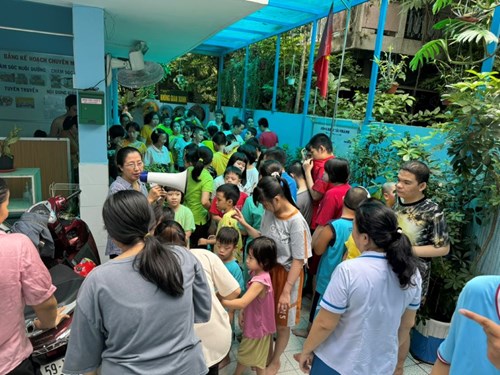 Hoạt động rèn luyện kỹ năng thoát hiểm khi có cháy, nổ cho học sinh trường chuyên biệt Niềm Tin.