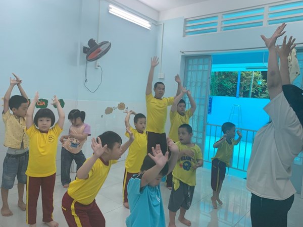 Hoạt động tăng cường vận động thể lực, rèn luyện sức khỏe cho học sinh trường chuyên biệt Niềm Tin.