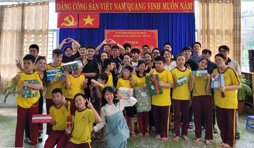 Trưa ngày 18 tháng 12 năm 2023 các bạn trẻ thuộc nhóm nhân sự công nghệ tại ngân hàng TMCP Á Châu đã đến thăm và tặng quà cho học sinh Trường Giáo dục Chuyên biệt Niềm Tin quận Phú Nhuận.