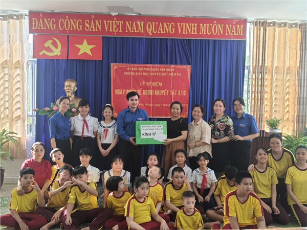 Sáng ngày 05 tháng 12 năm 2023, Thầy/Cô và các em học sinh Trường Tiểu học Phạm Ngọc Thạch quận Phú Nhuận đã đến thăm và tặng quà cho Trường Niềm Tin nhân Ngày quốc tế Người khuyết tật 03/12.
